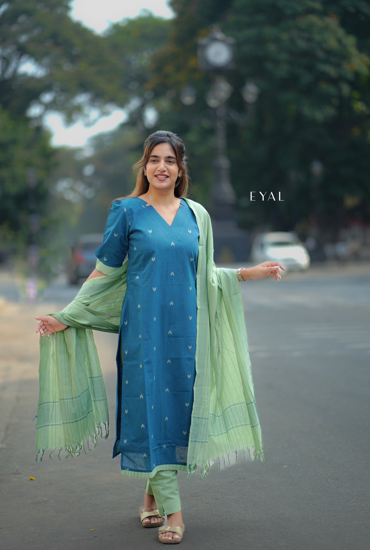 Teal and leaf - 1527