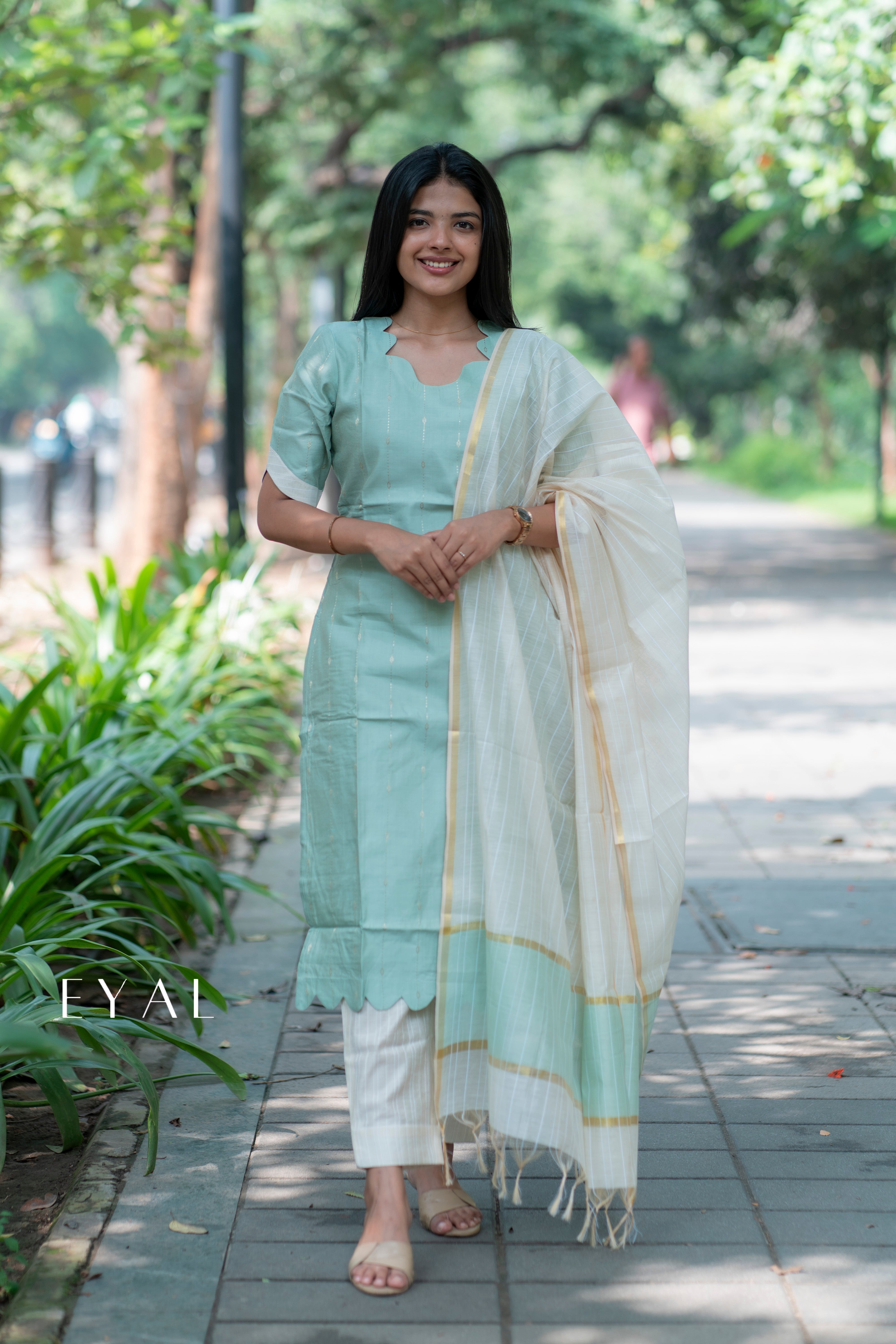 Green raw silk suit -  1395